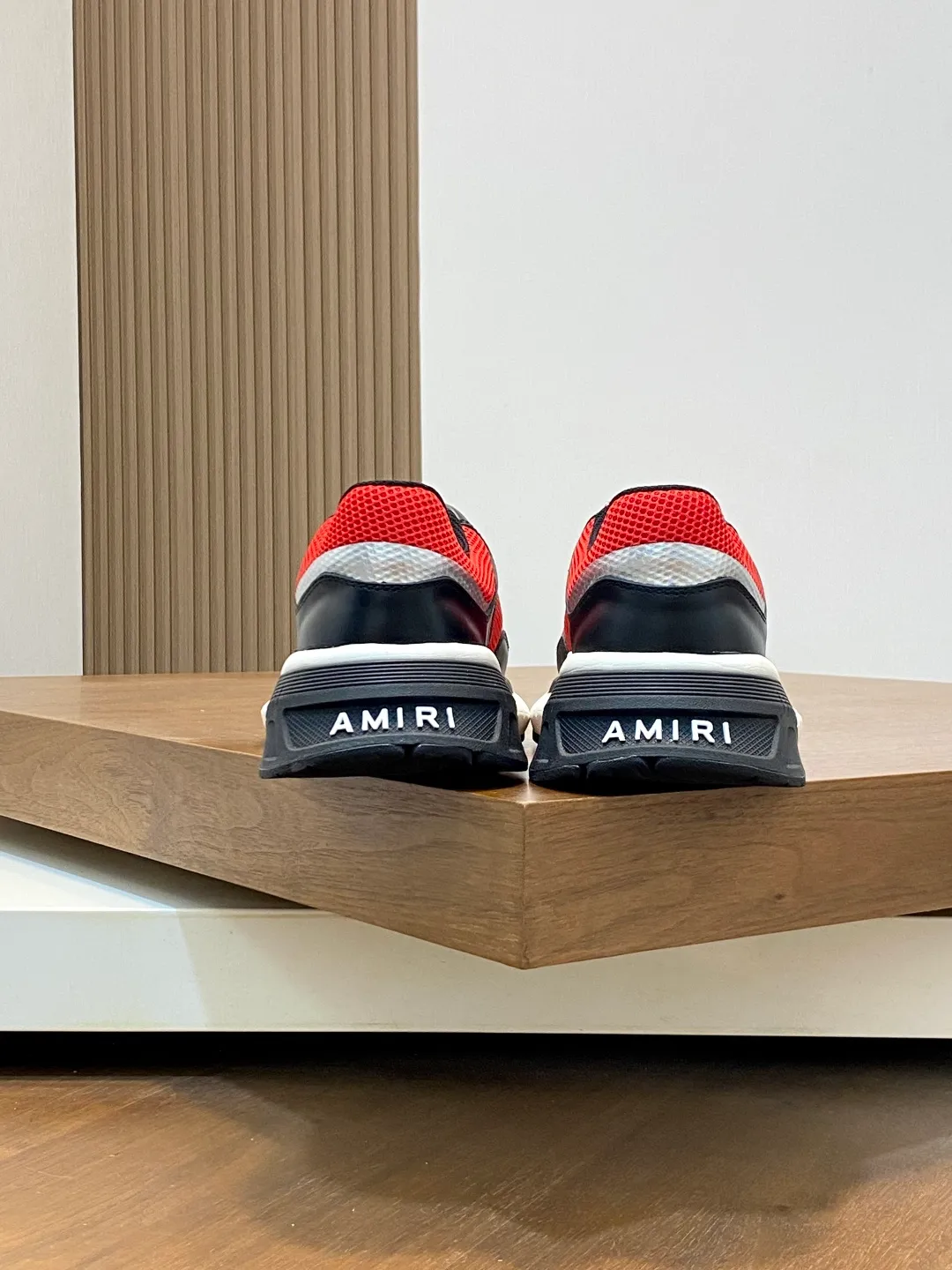 Men's shoes 💰740 AMIRI's new men's casual sports shoes, made of first-layer cowhide leather uppers and spliced ​​with original breathable mesh, rich in three-dimensionality, contrasting color design, simple style, fashionable and sporty, breathable mesh lining, original ultra-light outsole, a must-have item for daily leisure! Size: 38-45 (38, 45 customized)